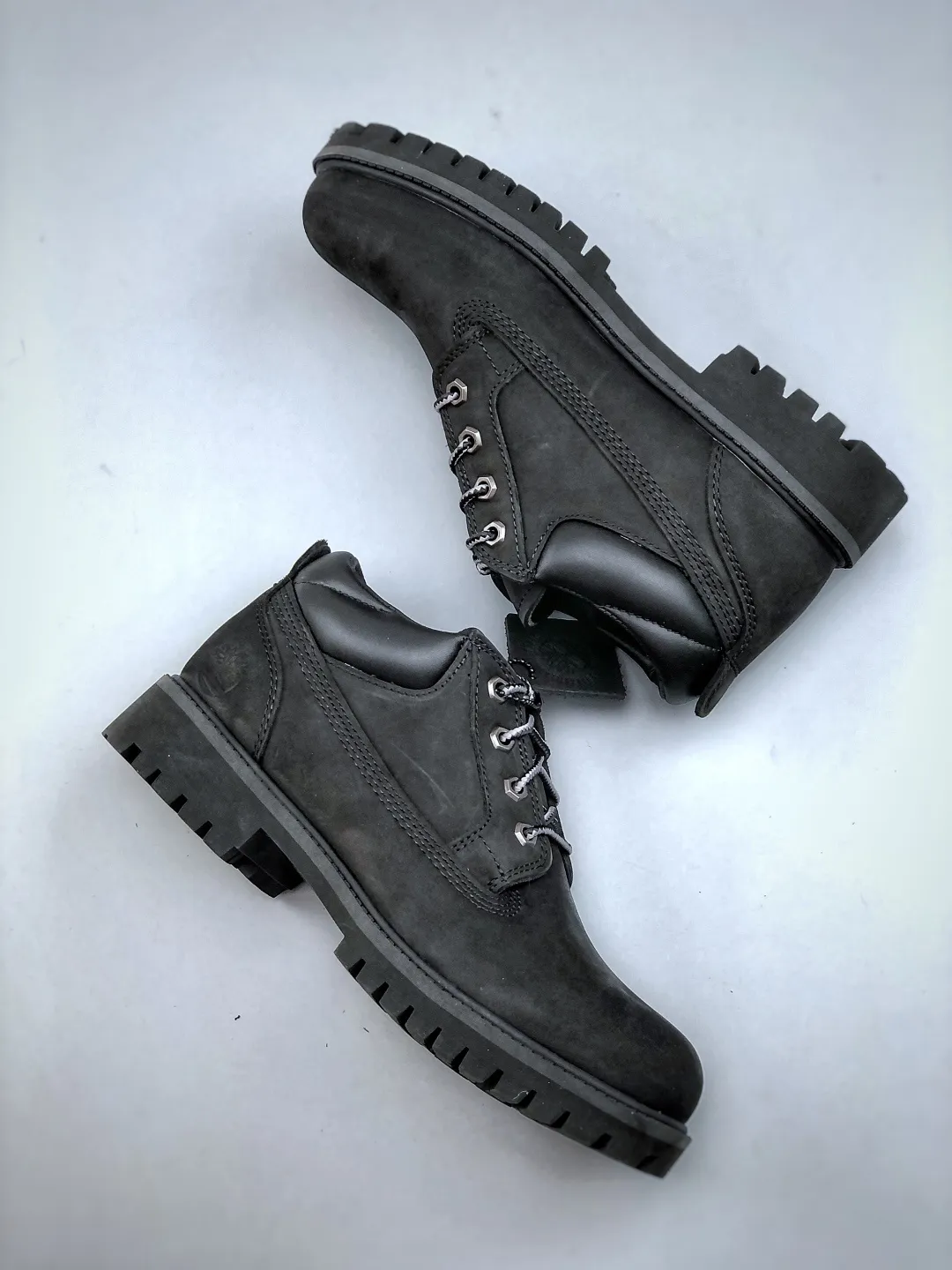 Local pick-up 💰560 supports store release and returns in season. The world's leading outdoor brand Timberland/Timberland Men's Classic Oxford Waterproof Boots men's low-top waterproof desert workwear casual Martin low boots Size: Men/39.5 40 41 42 43 44 (leather shoe size: one size larger than sports shoes!) Original hardware molded shoelace buckle New upgrade of top-notch craftsmanship Original factory in Zhongshan. Original imported waterproof leather. Injection-molded outsole. Dynamic water-repellent when folded horizontally. Original uniform full frosted leather collar. Full cow lining. Brand new original packaging shoe box. Exclusive supply in the market.